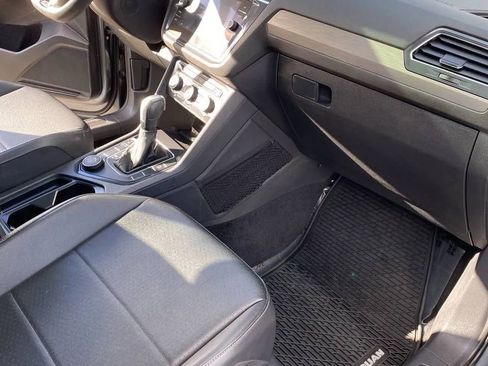 Used 2020 Volkswagen Tiguan SE w/ Panoramic Sunroof Package image 12