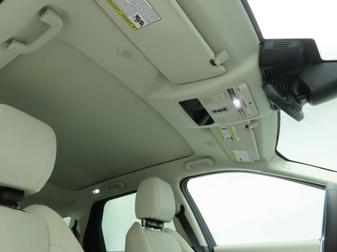 Used 2025 Land Rover Discovery Sport S image 18