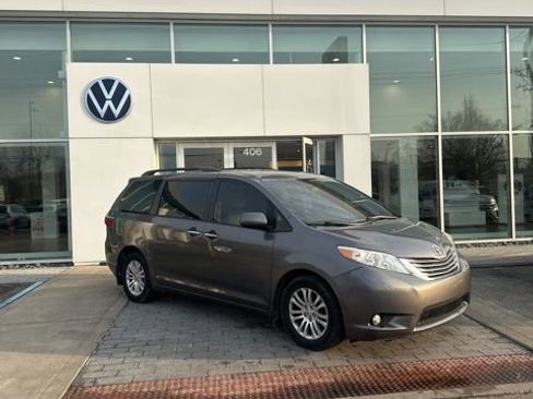 Used 2017 Toyota Sienna XLE image 2