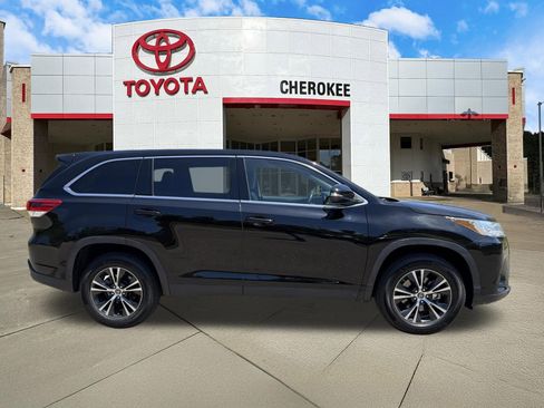 Used 2019 Toyota Highlander LE FWD image 4