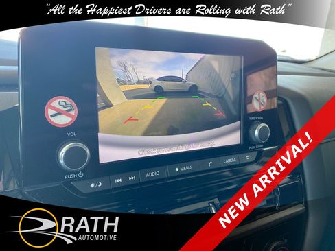 Used 2025 Nissan Pathfinder SV image 14