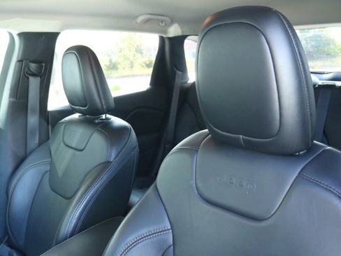 Used 2017 Jeep Cherokee Limited image 11