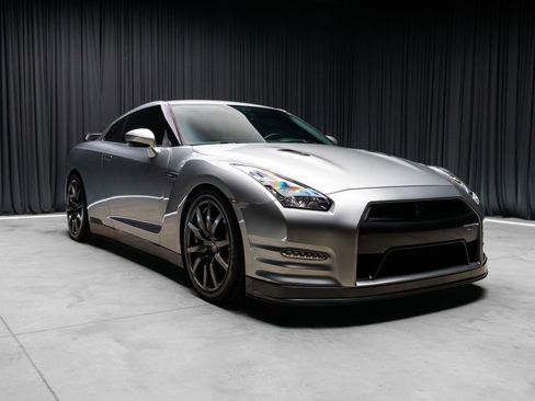 Used 2012 Nissan GT-R Premium image 18