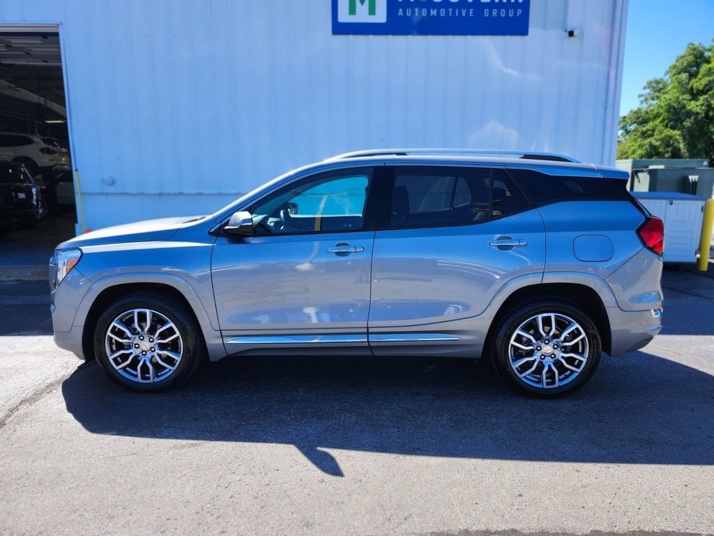 Used 2024 GMC Terrain Denali w/ Denali Premium Package AWD/4WD image 2