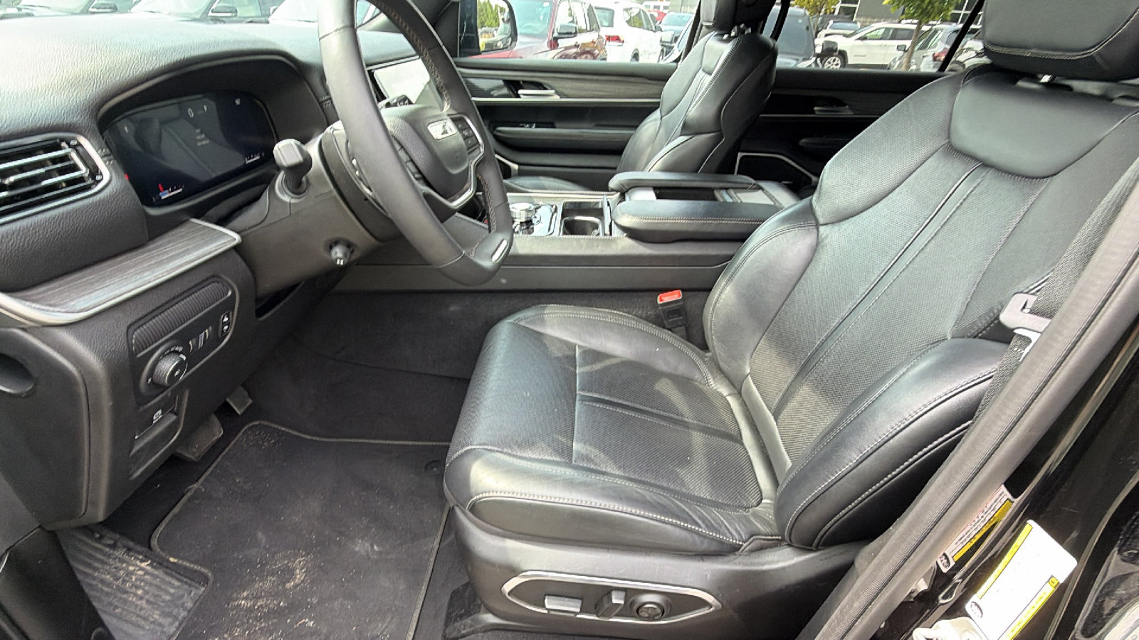 Used 2024 Jeep Wagoneer L Series II w/ Flexible Seating Group AWD/4WD image 16