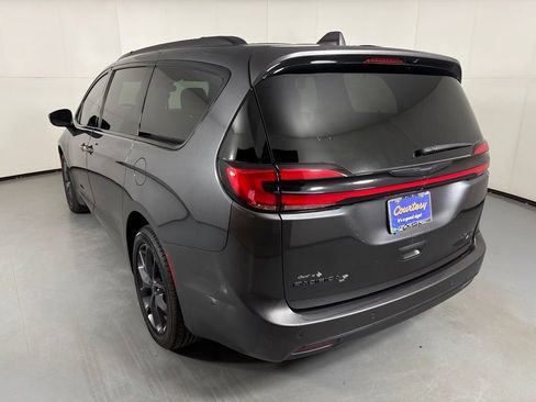 Used 2022 Chrysler Pacifica Limited w/ Uconnect Theater Family Group AWD/4WD image 5