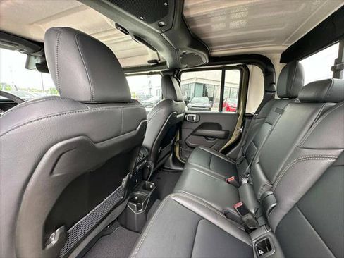 Certified 2025 Jeep Gladiator Sport w/ Premium Package AWD/4WD image 18
