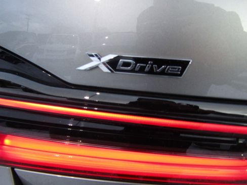 Used 2021 BMW 750i xDrive w/ Executive Package image 23