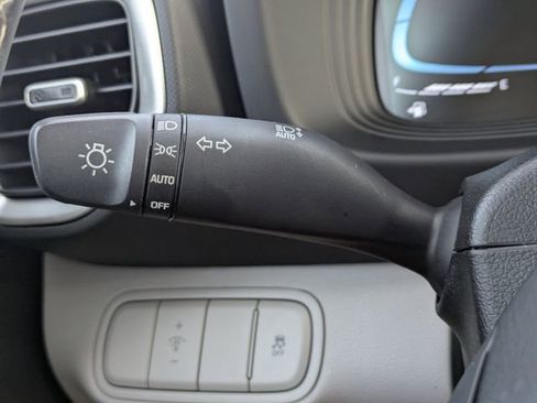 Used 2025 Hyundai Venue SEL FWD image 26
