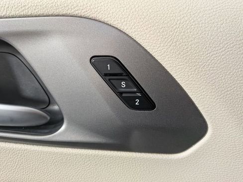 Used 2024 Chrysler Pacifica Touring-L FWD image 12