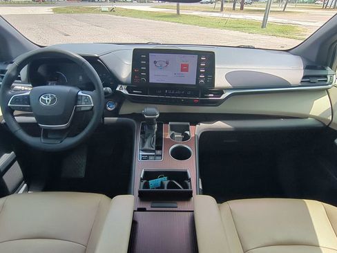 Used 2021 Toyota Sienna XLE FWD image 19