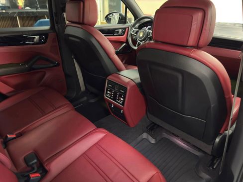 Used 2022 Porsche Cayenne Platinum Edition w/ Premium Package Plus AWD/4WD image 38