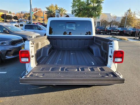 New 2025 Jeep Gladiator High Tide image 17