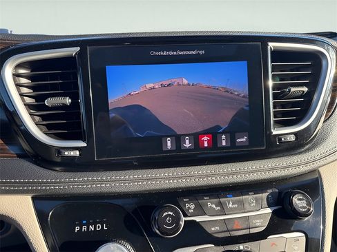 Used 2023 Chrysler Pacifica Limited image 28