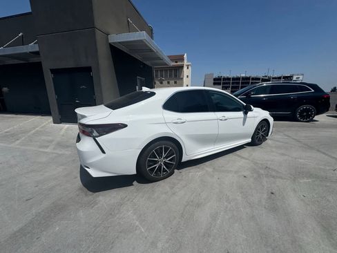 Used 2021 Toyota Camry SE w/ Carpet Mat Package (TMS) FWD image 3