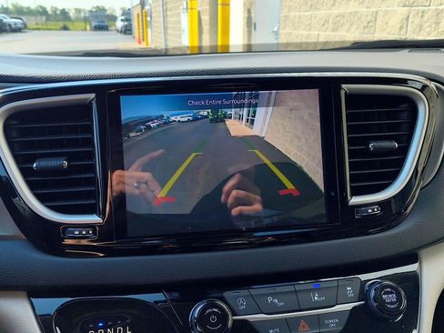 Used 2024 Chrysler Pacifica Touring-L FWD image 14