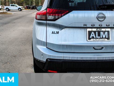 Used 2024 Nissan Rogue SV image 10