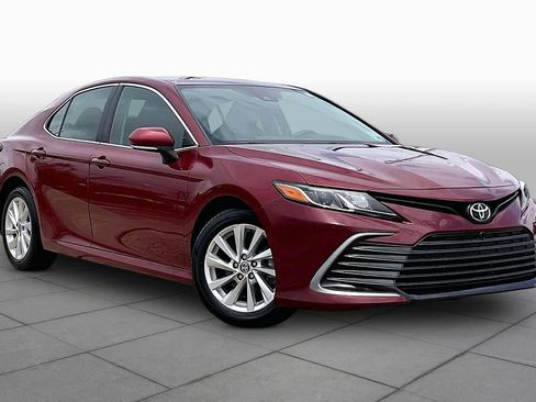 Used 2021 Toyota Camry LE w/ Convenience Package FWD image 3