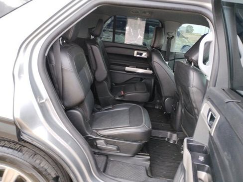 Used 2022 Ford Explorer Limited w/ Equipment Group 301A AWD/4WD image 17