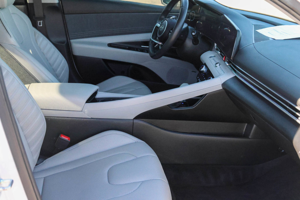 Used 2025 Hyundai Elantra Limited FWD image 16