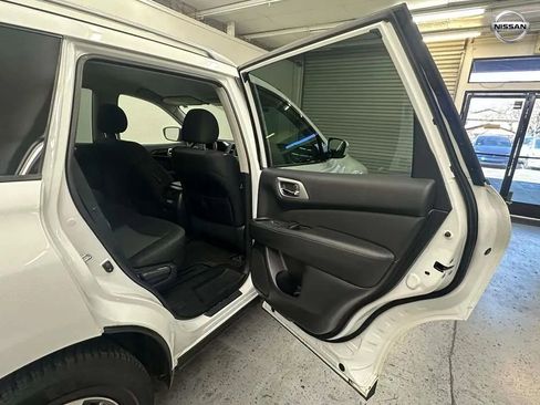 Used 2020 Nissan Pathfinder SV image 15