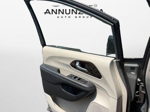 Certified 2023 Chrysler Pacifica Limited image 28