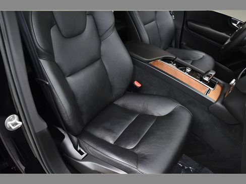 Used 2023 Volvo XC90 B6 Plus AWD/4WD image 33