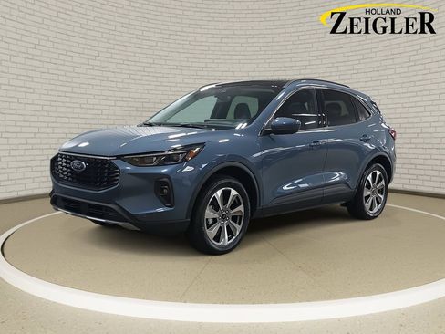 Used 2025 Ford Escape Platinum w/ Premium Technology Package image 1