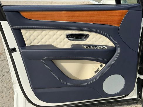 Used 2023 Bentley Bentayga image 13
