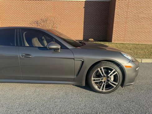 Used 2016 Porsche Panamera S image 21