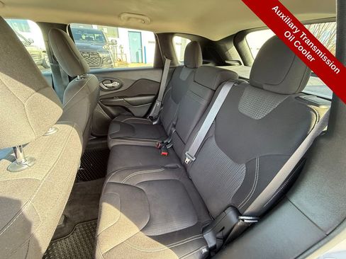 Used 2016 Jeep Cherokee Latitude w/ Cold Weather Group image 29