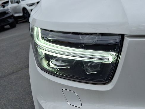 Used 2022 Volvo XC40 T5 R-Design w/ Advanced Package image 9