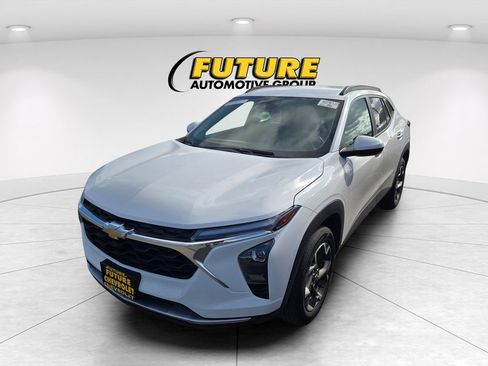 Used 2025 Chevrolet Trax LT w/ LT Convenience Package FWD image 3