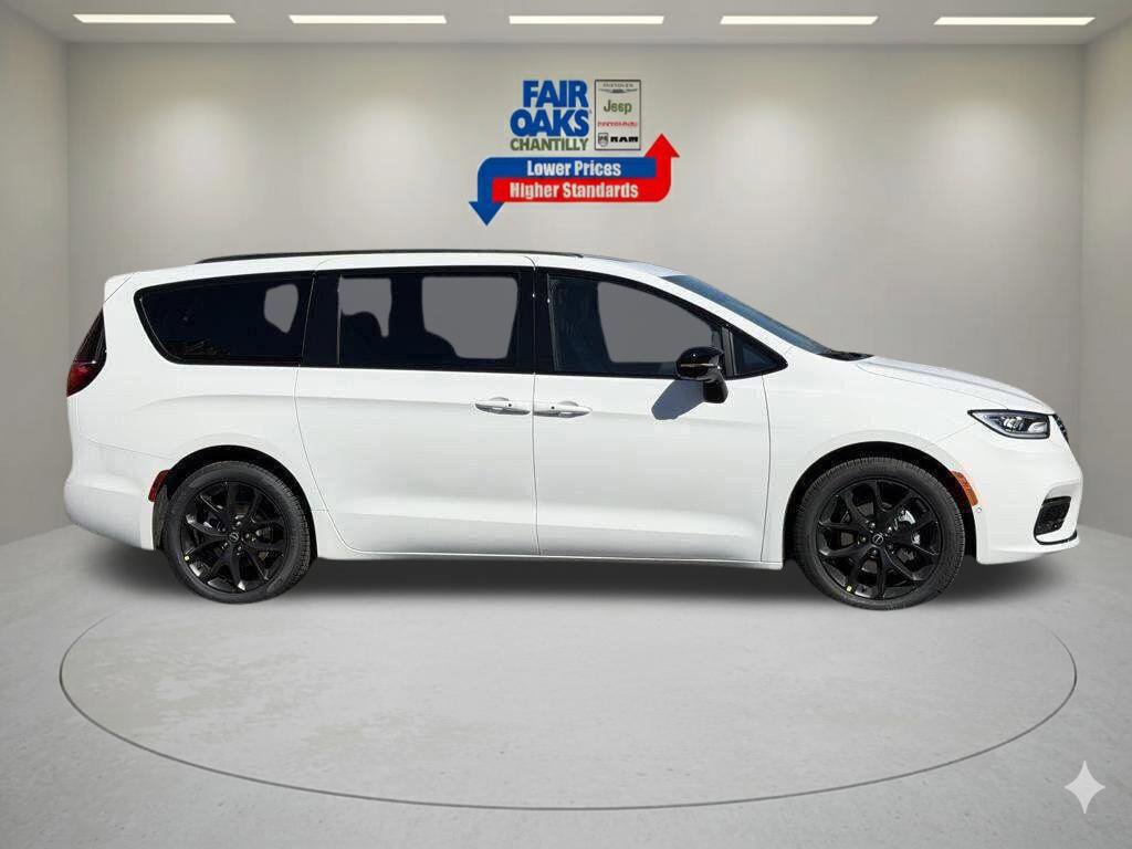New 2026 Chrysler Pacifica Select w/ S Appearance Package FWD image 4