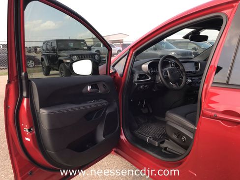 New 2025 Chrysler Pacifica Select w/ Fav Edition Package image 11