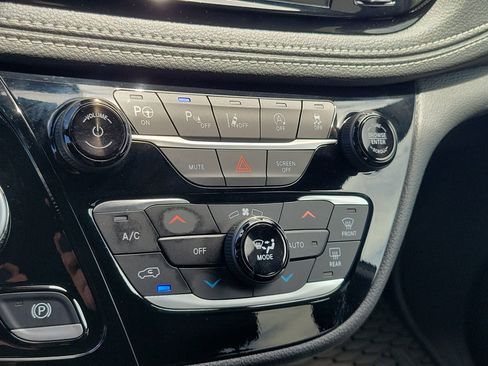 Used 2025 Chrysler Pacifica Select FWD image 23