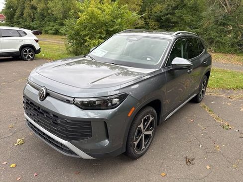 New 2025 Volkswagen Tiguan SE image 3