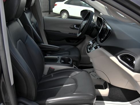Used 2023 Chrysler Pacifica Touring-L FWD image 51