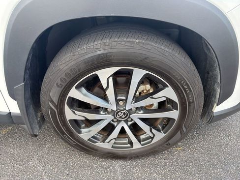 Used 2024 Toyota Corolla Cross XLE AWD/4WD image 5