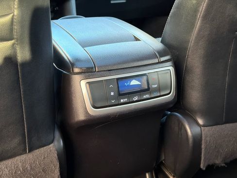 Used 2017 Toyota Highlander SE image 20