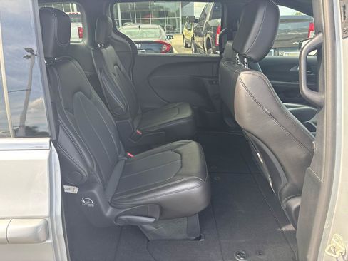 Used 2026 Chrysler Pacifica Select FWD image 23