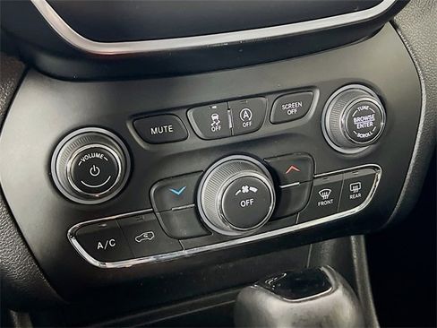 Used 2020 Jeep Cherokee Latitude Plus image 19