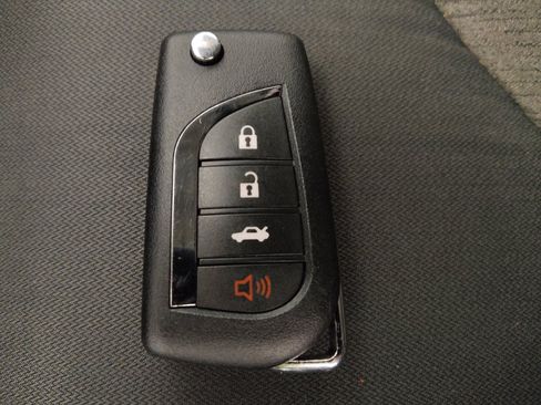 Used 2021 Toyota Camry LE FWD image 32