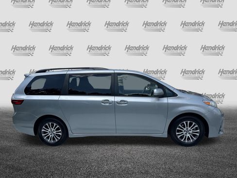 Used 2019 Toyota Sienna XLE w/ XLE Navigation Package FWD image 11