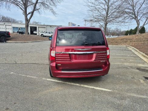 Used 2014 Chrysler Town & Country Touring image 6