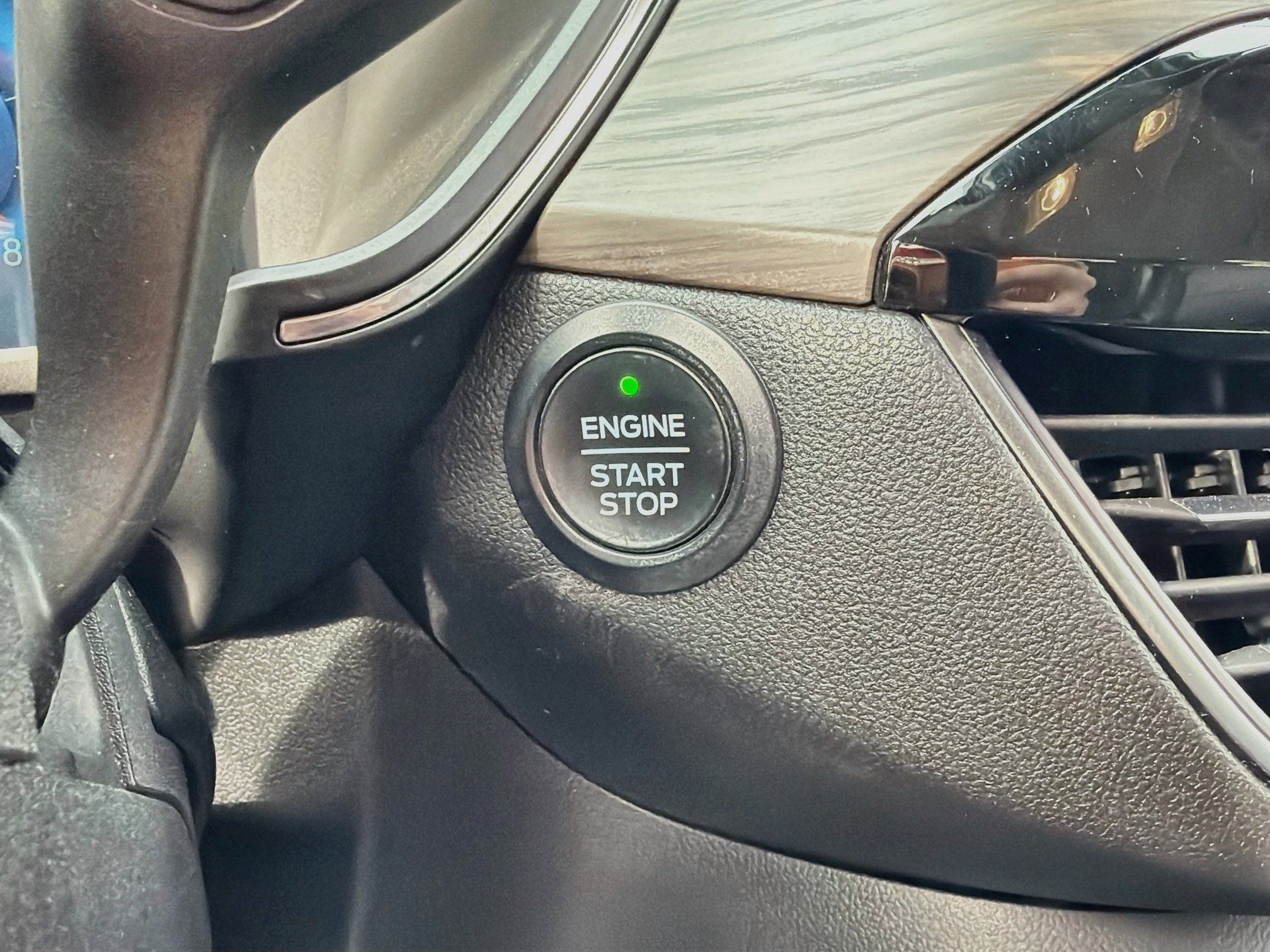 Used 2020 Ford Escape Titanium AWD/4WD image 14