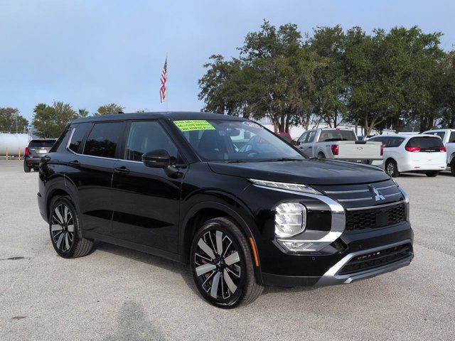 Used 2025 Mitsubishi Outlander SE FWD image 2