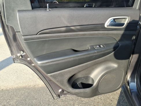 Used 2020 Jeep Grand Cherokee Laredo RWD image 10