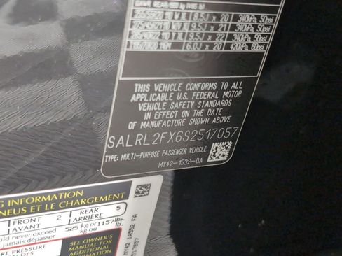 Used 2025 Land Rover Discovery Dynamic SE image 17