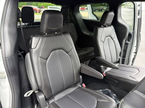 New 2026 Chrysler Pacifica Select w/ S Appearance Package FWD image 19